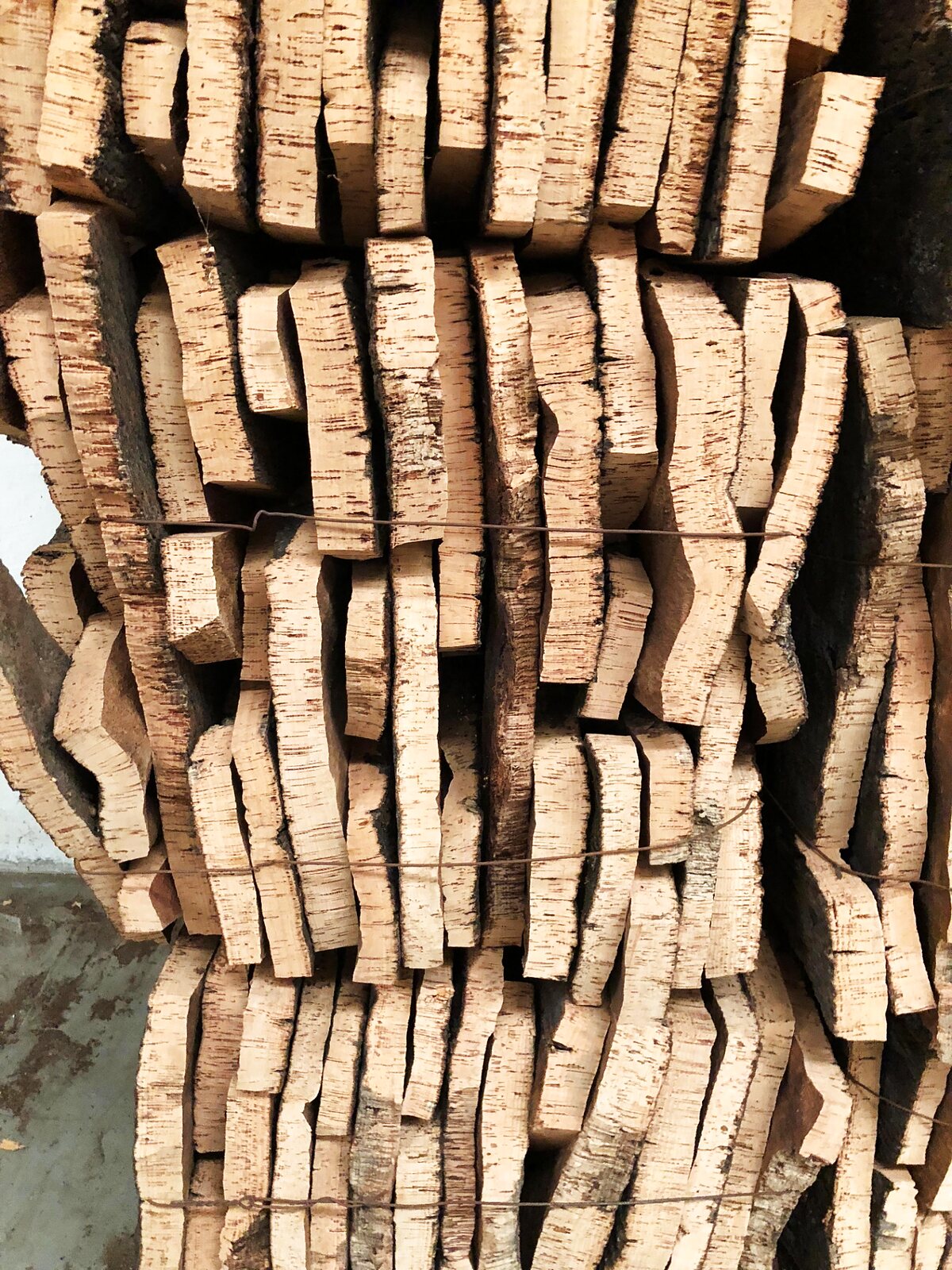 Pranchas de cortiça empilhadas em armazém